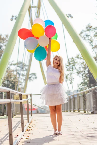 Jovem mulher bonita com balões — Fotografia de Stock