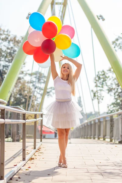 Ung, vakker kvinne med ballonger – stockfoto