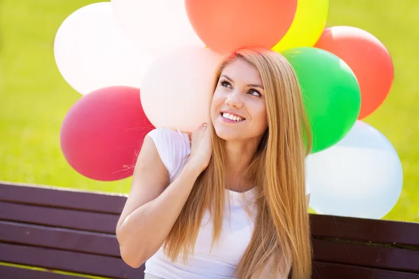 Giovane bella donna con palloncini — Foto Stock