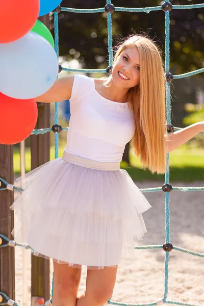 Giovane bella donna con palloncini — Foto Stock