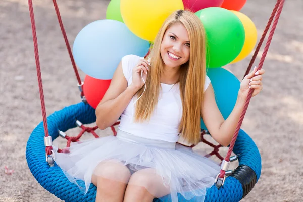Молодая красивая женщина с воздушными шарами — стоковое фото