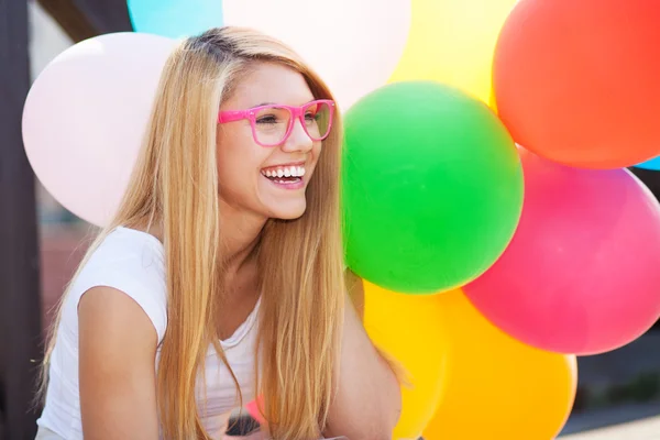 Ung, vakker kvinne med ballonger – stockfoto