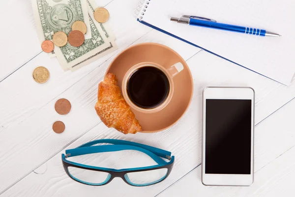 Koffie met croissant op een werktafel — Stockfoto