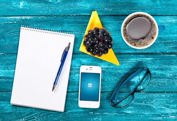 WROCLAW, POLONIA - 04 DE SEPTIEMBRE DE 2014: Foto de un smartphone Apple iPhone sobre una mesa en un café —  Fotos de Stock