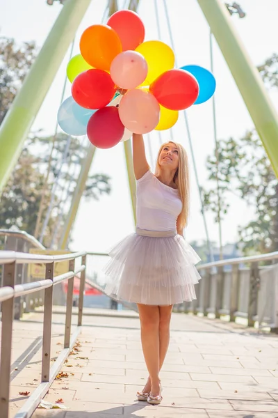 Jovem mulher bonita com balões — Fotografia de Stock