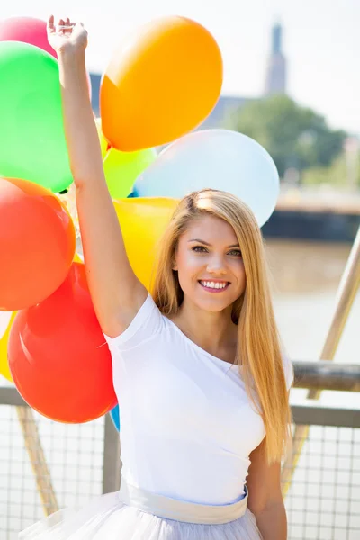 Giovane bella donna con palloncini — Foto Stock