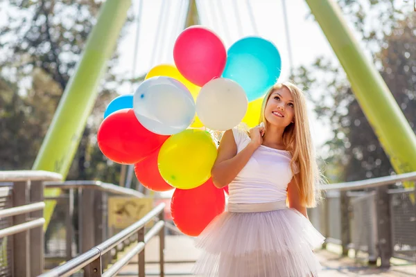 Молодая красивая женщина с воздушными шарами — стоковое фото