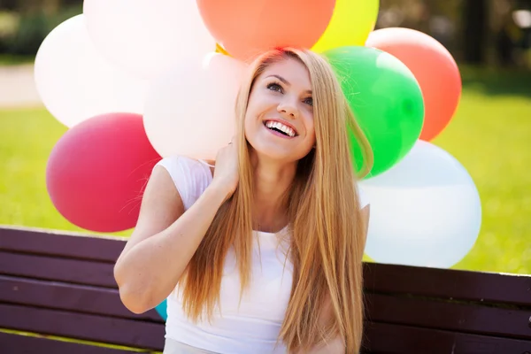 Mladá krásná žena s balónky — Stock fotografie