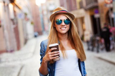 Şehir sokağında şık bir kadın.