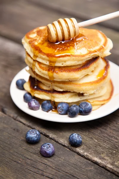 Delicious pancakes with blueberry and honey — Stock Photo, Image