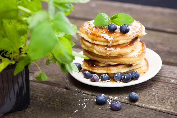 Heerlijke pannenkoeken met bosbessen en mint — Stockfoto