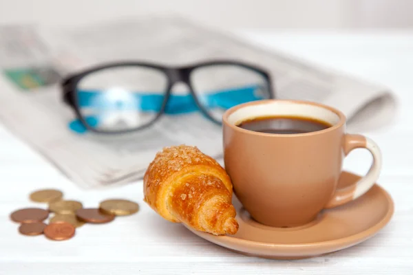 Café con croissant en una mesa de trabajo —  Fotos de Stock