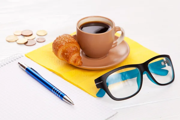 Café com croissant em uma mesa de trabalho — Fotografia de Stock