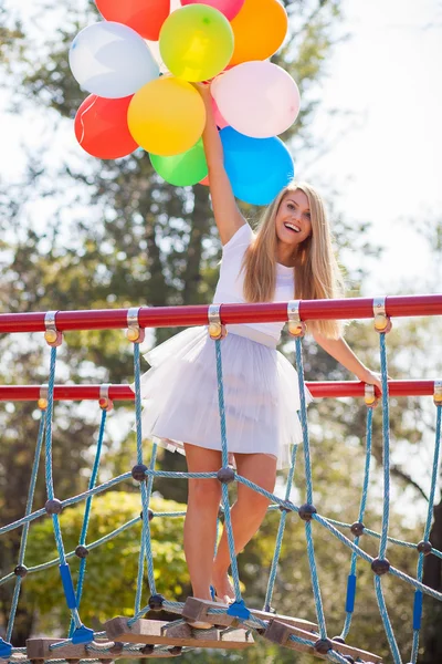 Giovane bella donna con palloncini — Foto Stock