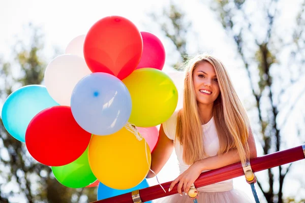 Balonlar ile genç güzel kadın — Stok fotoğraf