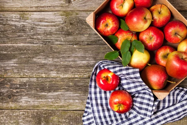 Manzanas rojas frescas en una caja de madera — Foto de Stock