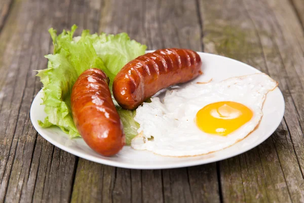 Ontbijt bord met worstjes en eieren — Stockfoto