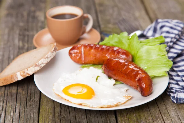 Ontbijt bord met worstjes en eieren — Stockfoto