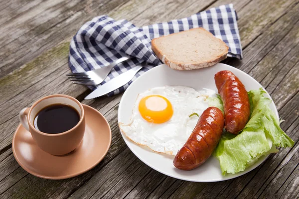Snídaňový talíř s párky a vajíčka — Stock fotografie