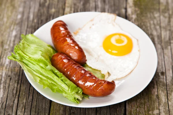 Prato de pequeno-almoço com salsichas e ovos — Fotografia de Stock