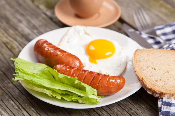 Breakfast plate with sausages and eggs — Stock Photo, Image