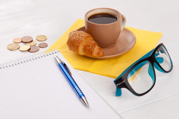 Café com croissant em uma mesa de trabalho — Fotografia de Stock