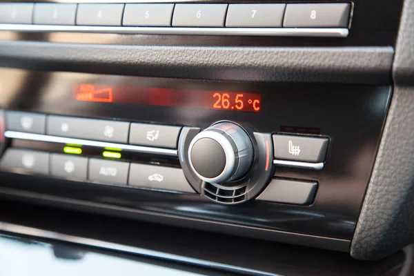 Controle do clima em um carro moderno — Fotografia de Stock