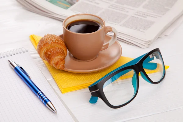 Cafea cu croissant pe o masă de lucru — Fotografie, imagine de stoc