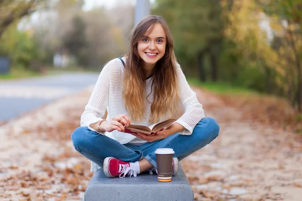 Parktaki bankta oturan güzel bir kız — Stok fotoğraf