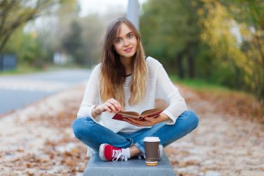 Parktaki bankta oturan güzel bir kız