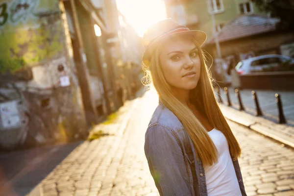 Jonge stijlvolle vrouw lopen in een stad straat — Stockfoto