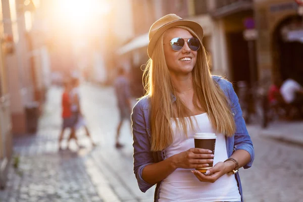 Jeune femme élégante boire du café pour aller dans une rue de la ville — Photo