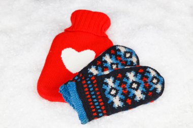 Yün eldiven ve sıcak su şişesi