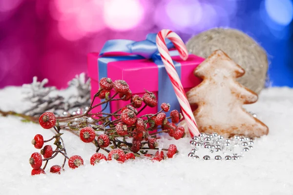 Coffrets cadeaux de Noël dans la neige — Photo