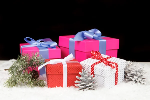 Vánoční dárkové krabičky ve sněhu — Stock fotografie