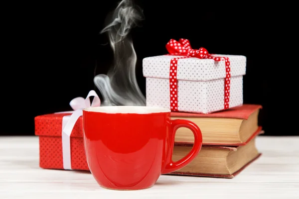 Mengukus cangkir kopi dengan buku dan kotak hadiah — Stok Foto