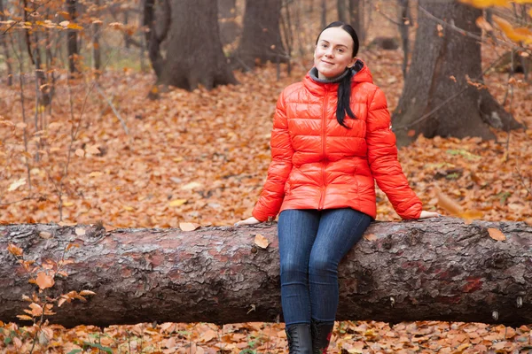 Giovane donna in un cappotto caldo — Foto Stock