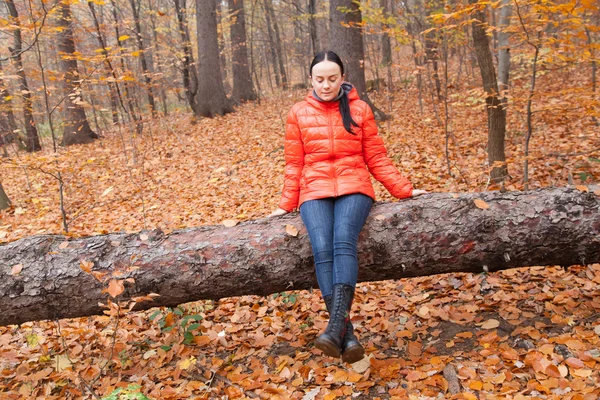 Junge Frau im warmen Mantel — Stockfoto