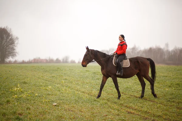 Jonge vrouw paardrijden — Stockfoto