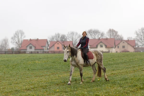 Mladá žena na koni — Stock fotografie