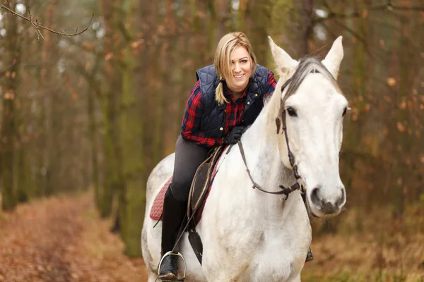 Młoda kobieta ujeżdżająca konia — Zdjęcie stockowe