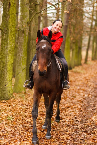 Mujer joven montando un caballo —  Fotos de Stock