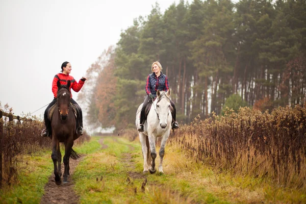 Jonge vrouw paardrijden — Stockfoto