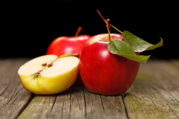 Pommes rouges fraîches sur table en bois — Photo