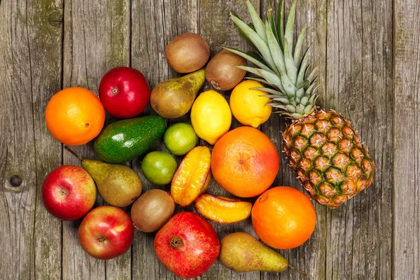Conjunto de frutas coloridas no fundo de madeira velha — Fotografia de Stock