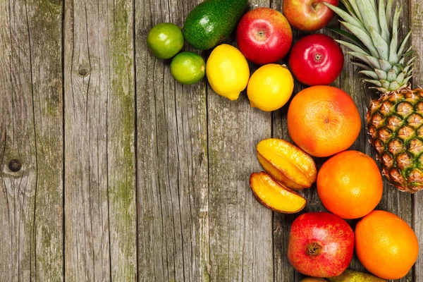 Conjunto de frutas coloridas no fundo de madeira velha — Fotografia de Stock