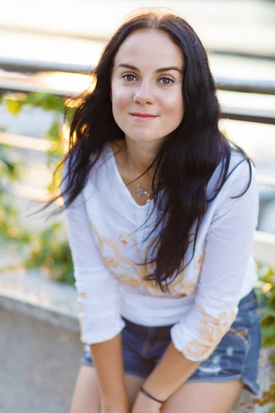 Young beautiful woman outdoors — Stock Photo, Image