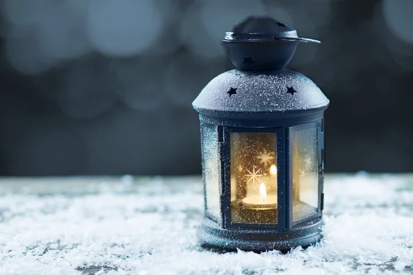 Vintage lantaarn met seizoensgebonden winter decoratie — Stockfoto