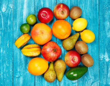 Eski ahşap arka plan üzerinde renkli meyve kümesi