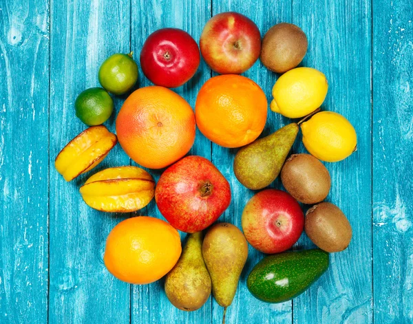 A régi fa háttér színes gyümölcsök készlet — Stock Fotó